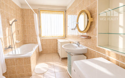 Na prenájom priestranný 3-izbový byt s lodžiou, 101 m², nádherný výhľad na Bratislavu,Zadunajská cesta, Petržalka, od 10/2026