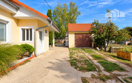 NOVINKA V PONUKE! Rodinný dom s veľkorysým pozemkom 923 m², garážou – DUBOVANY