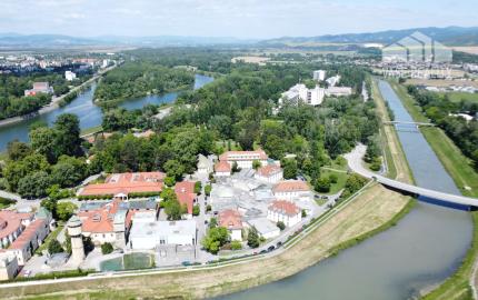 EXKLUZÍVNE – INVESTIČNÝ POZEMOK 2 700 m² | BANKA PRI PIEŠŤANOCH | SOCIÁLNE SLUŽBY, OBČIANSKA VYBAVENOSŤ, BÝVANIE