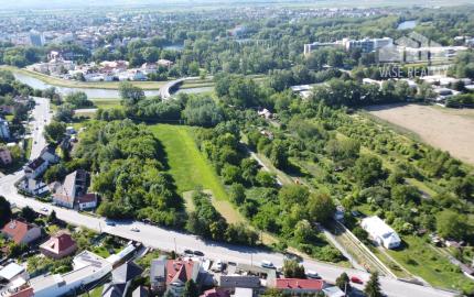 EXKLUZÍVNE – INVESTIČNÝ POZEMOK 2 700 m² | BANKA PRI PIEŠŤANOCH | SOCIÁLNE SLUŽBY, OBČIANSKA VYBAVENOSŤ, BÝVANIE
