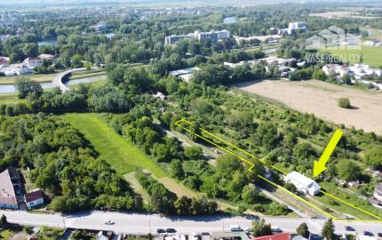 EXKLUZÍVNE – INVESTIČNÝ POZEMOK 2 700 m² | BANKA PRI PIEŠŤANOCH | SOCIÁLNE SLUŽBY, OBČIANSKA VYBAVENOSŤ, BÝVANIE