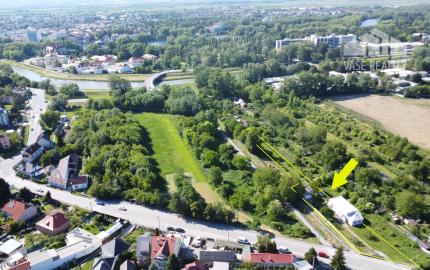 EXKLUZÍVNE – INVESTIČNÝ POZEMOK 2 700 m² | BANKA PRI PIEŠŤANOCH | SOCIÁLNE SLUŽBY, OBČIANSKA VYBAVENOSŤ, BÝVANIE