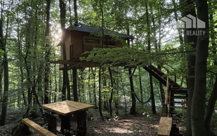 PREDAJ: Unikátny domček v korunách stromov (Treehouse) 35m2 s veľkým pozemkom – Trenčianske Teplice