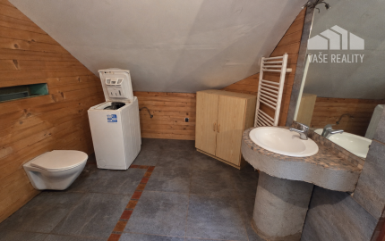 JEDINEČNÁ NEHNUTEĽNOSŤ POD HRADOM TEMATÍN – RODINNÝ DOM S POZEMKAMI O VÝMERE 13 046 m²
