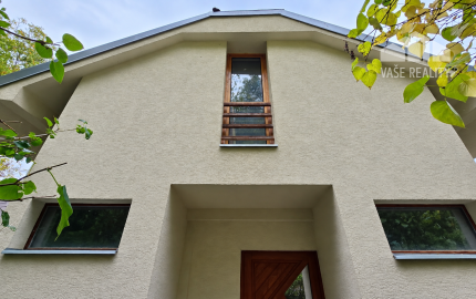 JEDINEČNÁ NEHNUTEĽNOSŤ POD HRADOM TEMATÍN – RODINNÝ DOM S POZEMKAMI O VÝMERE 13 046 m²