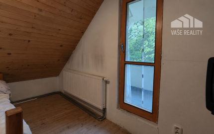 JEDINEČNÁ NEHNUTEĽNOSŤ POD HRADOM TEMATÍN – RODINNÝ DOM S POZEMKAMI O VÝMERE 13 046 m²