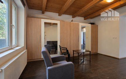 JEDINEČNÁ NEHNUTEĽNOSŤ POD HRADOM TEMATÍN – RODINNÝ DOM S POZEMKAMI O VÝMERE 13 046 m²