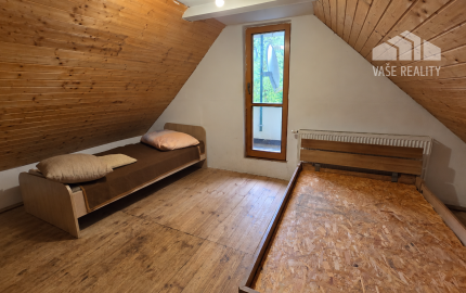 JEDINEČNÁ NEHNUTEĽNOSŤ POD HRADOM TEMATÍN – RODINNÝ DOM S POZEMKAMI O VÝMERE 13 046 m²