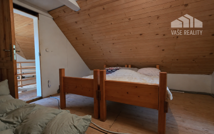 JEDINEČNÁ NEHNUTEĽNOSŤ POD HRADOM TEMATÍN – RODINNÝ DOM S POZEMKAMI O VÝMERE 13 046 m²
