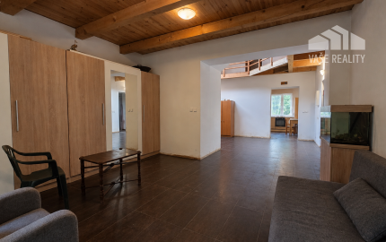 JEDINEČNÁ NEHNUTEĽNOSŤ POD HRADOM TEMATÍN – RODINNÝ DOM S POZEMKAMI O VÝMERE 13 046 m²