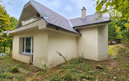 JEDINEČNÁ NEHNUTEĽNOSŤ POD HRADOM TEMATÍN – RODINNÝ DOM S POZEMKAMI O VÝMERE 13 046 m²