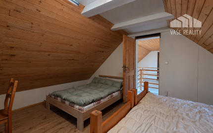 JEDINEČNÁ NEHNUTEĽNOSŤ POD HRADOM TEMATÍN – RODINNÝ DOM S POZEMKAMI O VÝMERE 13 046 m²
