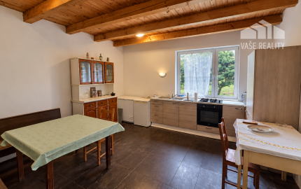 JEDINEČNÁ NEHNUTEĽNOSŤ POD HRADOM TEMATÍN – RODINNÝ DOM S POZEMKAMI O VÝMERE 13 046 m²