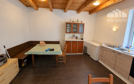 JEDINEČNÁ NEHNUTEĽNOSŤ POD HRADOM TEMATÍN – RODINNÝ DOM S POZEMKAMI O VÝMERE 13 046 m²
