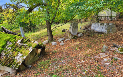 JEDINEČNÁ NEHNUTEĽNOSŤ POD HRADOM TEMATÍN – RODINNÝ DOM S POZEMKAMI O VÝMERE 13 046 m²
