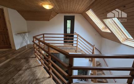 JEDINEČNÁ NEHNUTEĽNOSŤ POD HRADOM TEMATÍN – RODINNÝ DOM S POZEMKAMI O VÝMERE 13 046 m²