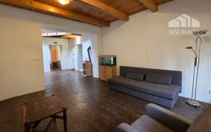 JEDINEČNÁ NEHNUTEĽNOSŤ POD HRADOM TEMATÍN – RODINNÝ DOM S POZEMKAMI O VÝMERE 13 046 m²