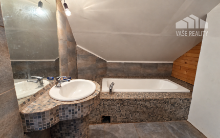 JEDINEČNÁ NEHNUTEĽNOSŤ POD HRADOM TEMATÍN – RODINNÝ DOM S POZEMKAMI O VÝMERE 13 046 m²