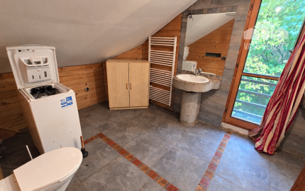 JEDINEČNÁ NEHNUTEĽNOSŤ POD HRADOM TEMATÍN – RODINNÝ DOM S POZEMKAMI O VÝMERE 13 046 m²