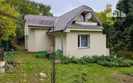 JEDINEČNÁ NEHNUTEĽNOSŤ POD HRADOM TEMATÍN – RODINNÝ DOM S POZEMKAMI O VÝMERE 13 046 m²