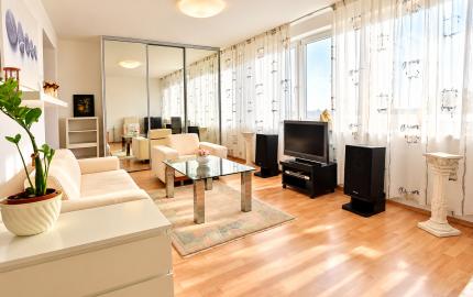Priestranný 3-izbový byt s lodžiou, 101 m², Zadunajská cesta, Petržalka