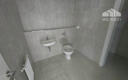 NA PRENÁJOM BÁNOVCE NAD BEBRAVOU -OBCHODNÝ PRIESTOR 100 m²
