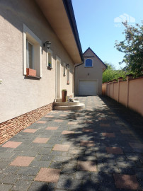 ** NA PREDAJ: Zariadený dvojpodlažný rodinný dom s garážou a letnou kuchyňou – Dolné Srnie **