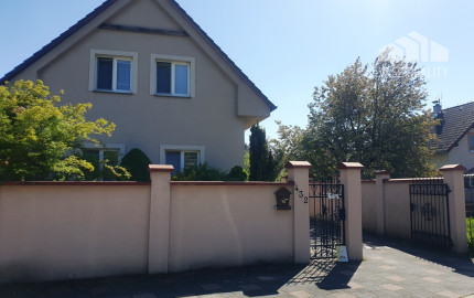 ** NA PREDAJ: Zariadený dvojpodlažný rodinný dom s garážou a letnou kuchyňou – Dolné Srnie **
