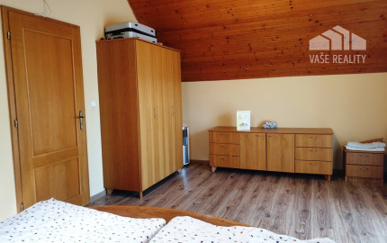** NA PREDAJ: Zariadený dvojpodlažný rodinný dom s garážou a letnou kuchyňou – Dolné Srnie **