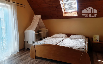 ** NA PREDAJ: Zariadený dvojpodlažný rodinný dom s garážou a letnou kuchyňou – Dolné Srnie **