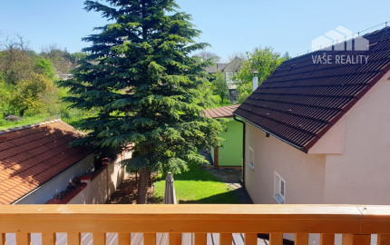 ** NA PREDAJ: Zariadený dvojpodlažný rodinný dom s garážou a letnou kuchyňou – Dolné Srnie **