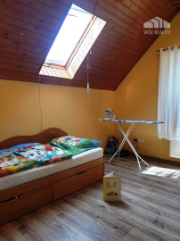 ** NA PREDAJ: Zariadený dvojpodlažný rodinný dom s garážou a letnou kuchyňou – Dolné Srnie **