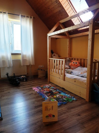 ** NA PREDAJ: Zariadený dvojpodlažný rodinný dom s garážou a letnou kuchyňou – Dolné Srnie **