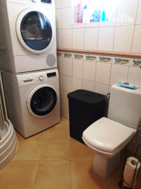 ** NA PREDAJ: Zariadený dvojpodlažný rodinný dom s garážou a letnou kuchyňou – Dolné Srnie **