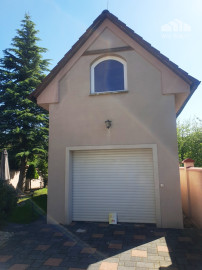 ** NA PREDAJ: Zariadený dvojpodlažný rodinný dom s garážou a letnou kuchyňou – Dolné Srnie **
