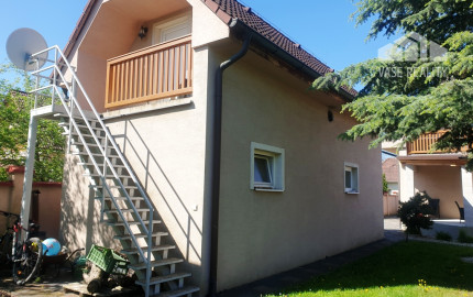 ** NA PREDAJ: Zariadený dvojpodlažný rodinný dom s garážou a letnou kuchyňou – Dolné Srnie **