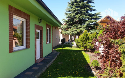 ** NA PREDAJ: Zariadený dvojpodlažný rodinný dom s garážou a letnou kuchyňou – Dolné Srnie **