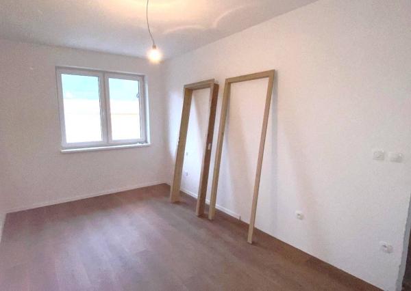 Trojizbový mezonetový byt 70m2, Banka