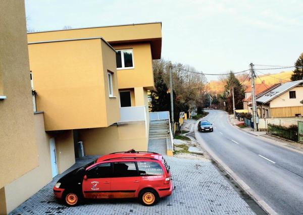 Trojizbový mezonetový byt 70m2, Banka