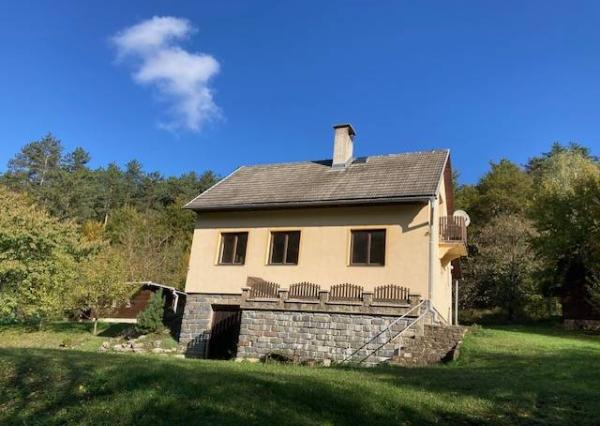 Chalupa CHKO Strážovské vrchy, pozemok 3292 m2, rezervoár pitnej vody