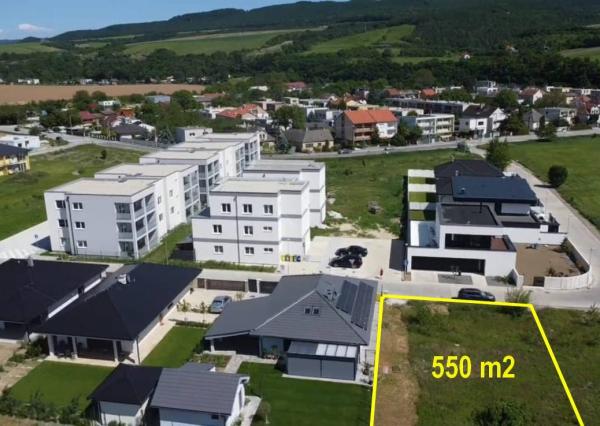Stavebný pozemok 550 m2 vedľa kúpeľov Piešťany - Banka