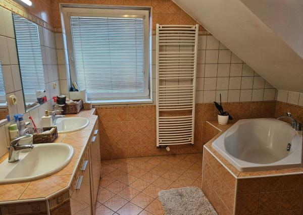 6 izbový rodinný dom v obci Mikušovce  , pozemok 1048 m2