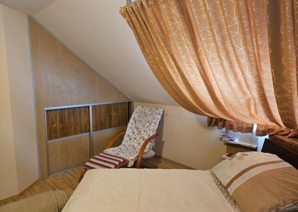 6 izbový rodinný dom v obci Mikušovce  , pozemok 1048 m2