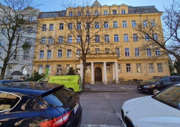 Na prenájom krásny 3-izbový staromestský byt 111 m², Senkiewiczova