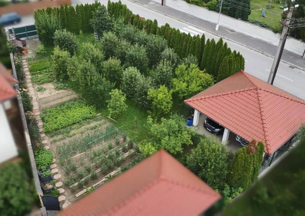 PROJEKT 5i domu s existujúcim prístreškom pre 2 autá s pozemkom 575 m2