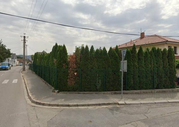 PROJEKT 5i domu s existujúcim prístreškom pre 2 autá s pozemkom 575 m2