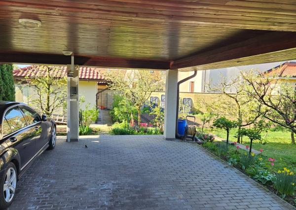 PROJEKT 5i domu s existujúcim prístreškom pre 2 autá s pozemkom 575 m2