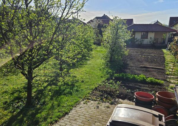 PROJEKT 5i domu s existujúcim prístreškom pre 2 autá s pozemkom 575 m2