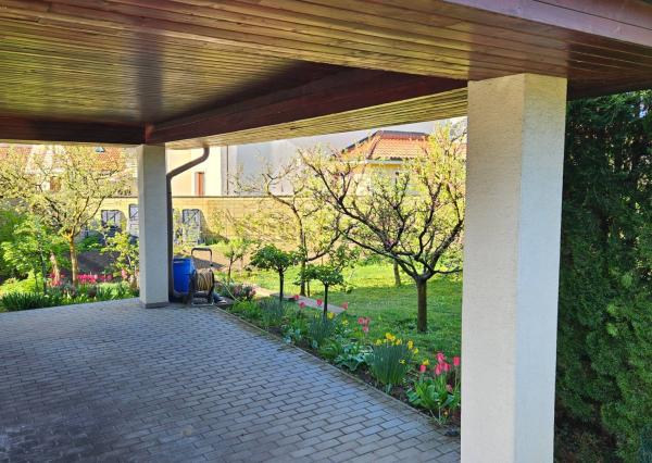 PROJEKT 5i domu s existujúcim prístreškom pre 2 autá s pozemkom 575 m2