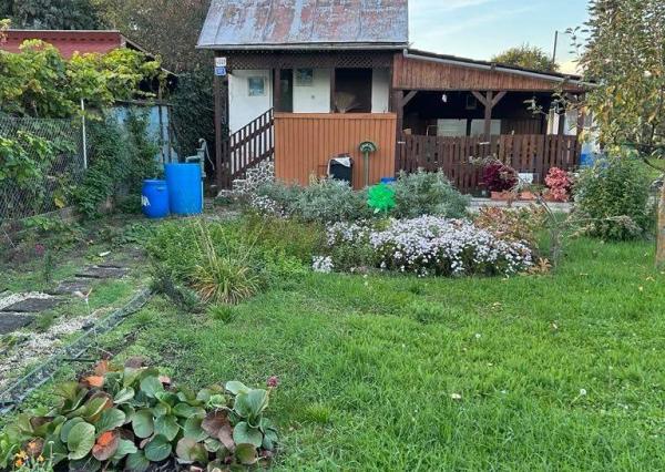 Záhrada s domčekom v lukratívnej oblasti